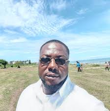 Livingstone Etse Satekla, better known as Stonebwoy, has directed persons  who want to engage his services as an artiste not to contact Zylofon Media,  which he signed for in June last year.