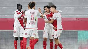 Minamino nets winner as 10-man Monaco halts PSG