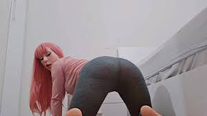 Beautiful fille excitée se masturbe dans son legging serré et gicle trois  fois 😍💦🥵