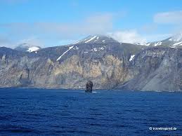 Jan mayen is a norwegian volcanic island in the arctic ocean, with no permanent population. Jan Mayen Vulkaninsel Im Eisigen Norden Travelinspired