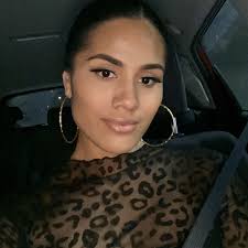 Courtney Levi's Instagram, Twitter & Facebook