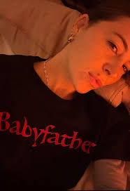 Mi sento che potrebbe rilasciare presto il merchandise di "babyfather" sul  sito, spero tanto, per favore Dean, sarebbe fantastico : r/deanblunt