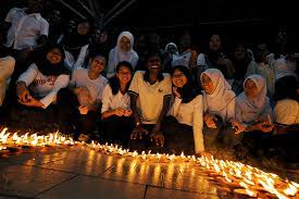 Perayaan tersebut juga dikenali sebagai hari raya puasa, hari raya fitrah atau hari lebaran. Pesta Cahaya Deepavali