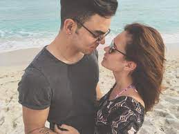 Laura carmine se mostró feliz por todo el tiempo que duró su noviazgo con adriano zendejas. Laura Carmine Otra Vez De Novia Con Uno Mas Joven Que Ella