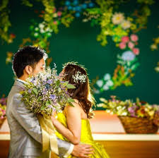 顔隠しショット 顔隠しポーズ も可愛い 前撮りショット お気に入りのブーケの写真も残せて 素敵なウエディングフォト place sweet roses club dress lavieenrosewedding bou wedding planner wedding planner