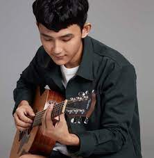 เปิดประวัติ 'เฟิร์ส อนุวัฒน์' เจ้าของวลีฮิต ถ้าเขาจะรัก ยืนเฉยๆ เขาก็รัก Q5c6cn1vzbviom
