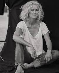 Posmotret Etu Publikaciyu V Instagram Publikaciya Ot Simone Jacob Simone I Jacob 22 Okt 2018 V 6 45 In 2021 60 Year Old Woman Beautiful Gray Hair Stylish Older Women