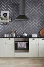 البلاط الأسود طلاء الجدران باللونين الأبيض والأسود من السيراميك والبلاط المطلي باللون الذهبي