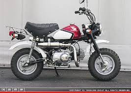 レジャーバイクの王道 ホンダのモンキーは息の長い人気のバイクです それだけにマフラーも様々なカスタムパーツブランドから開発されてきました そこで現在 モンキーのマフラーはどのようなものがあるか 調べてみました 最新のモンキーカスタム事情がわかります