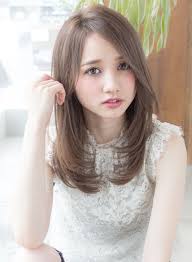 顔まわりにしっかりとレイヤーを入れて小顔 に見せてくれるスタイルです お色は人気のアッシュベージュです 透明感を出してあげることによって柔らかい印象になりますよ 広がりやすい 癖が気になる うねりがきになる方は縮毛矯正をご相談ください 美髪 ヘア