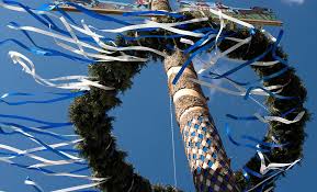 Mai ist ein gesetzlicher feiertag, der vielerorts traditionell gefeiert wird. Bavaria Southern Germany Maypole Tradition Maibaum 1 May Bavaria Wonders Of The World Bavaria Germany