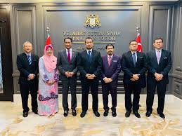 Aras 1, bangunan dato' jaafar muhammad, kota iskandar, 79000 iskandar puteri, johor talian am: Dr Uzir Ø¯Ø± ØªÙˆÛŒÛŒØªØ± Kunjungan Hormat Kepada Yab Dato Dr Sahruddin Bin Jamal Menteri Besar Johor Dan Yb Dato Haji Azmi Bin Rohani Setiausaha Kerajaan Negeri Johor Sebelum Menghadiri Mesyuarat Jawatankuasa Pelaksanaan