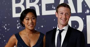 Losjes kletsen over sport en de actualiteiten, onderlinge pesterijtjes, grappen die op of over het randje zijn: Vermogen Mark Zuckerberg Klimt Naar Ruim 100 Miljard Dollar Show Ad Nl
