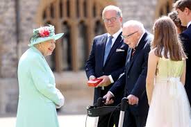 Die ursprünge von windsor castle liegen in der zeit wilhelms des eroberers. The Queen Is Ready To Get Back To Work Just Not At Buckingham Palace Vanity Fair