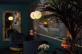 Univers Mondain Elegante Contradiction Pretention Sophistiquee Et Chic Casual Inspirent Les Codes De L Hotel Snob Qui Hotel Decor Beautiful Interiors Hotel