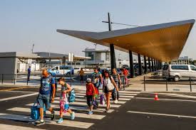 Descubra as instalações do nosso aeroporto, as linhas e os destinos propostos pelas companhias aéreas e os horários dos vôos. Dez Minutos Para Dar Um Beijo Ou Aquele Abraco De Despedida