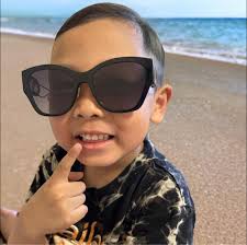 Forget complicated beauty routines. HiZoo's ThermoKnead™ 3D system gently  massages your neck and shoulders to drain trapped fluids, reduce puffiness,  and restore a naturally youthful glow—in just 10 minutes a day. Simple,