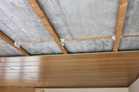 Die holzverkleidung lässt sich anschließend einfach mit schrauben an der unterkonstruktion montieren. Holzdecke Entfernen Eine Anleitung