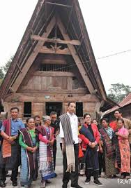 Rumah adat suku batak di daerah sumatera utara namanya rumah bolon atau sering disebut dengan rumah gorga. Dukung Pengembangan Pariwisata Pemerintah Akan Perbaiki Rumah Adat Batak Samosir Flobamora News