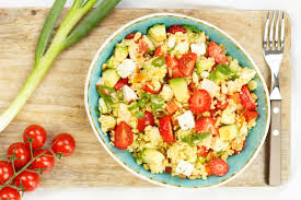 Snijd de appels en de gerookte kipfilet in plakjes en hak de walnoten in grove stukken. Recept Couscous Salade Met Gerookte Kip Een Van Onze Favorieten Heerlijk Als Je Geen Zin Hebt Om Lang I Gerookte Kip Couscous Salade Couscous Salade Recepten