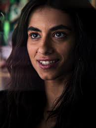 Escena De Cameron Y Keila En La Serie Berlin