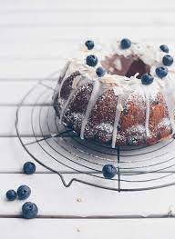 Die kokoschips in einer pfanne ohne öl ein wenig anbräunen und abkühlen lassen. Joghurt Kokos Kuchen Mit Blaubeeren Und Zitrone Simpler Guglhupfkuchen