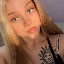 Joni Starr's Instagram, Twitter & Facebook