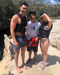 Publicó las fotos que descubrían la relación, ya explicando que se habían conocido durante el rodaje de esta serie. Ester Exposito Brasil On Twitter Mais Uma Foto Da Ester Exposito E Alejandro Speitzer Com Um Fa Em Tulum No Mexico