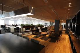 コミュニケーションライブラリーと 窓側の執務スペースとのつながり 写真 守山 久子 オフィスデザイン オフィスラウンジ デザイナー