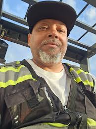 If you suddenly can't comment leave the group then rejoin.