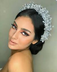 من أجمل لوكات العروس المفضلة عندي هيك ألوان مع خط الايلاينر هيك حبيت  بهاللوك ابتكر شي عصري وألوان فاتحة زاهية وبنفس الوقت تحدد العين بطريقة  مميزة على الجميلة @zeinab.ajouria 💖 يلا خبروني