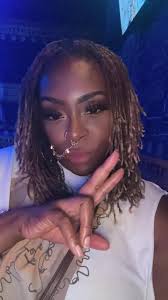 Hi ladies, my name is Yolanda but everyone calls me face and I'm a single  mom of 2️⃣. I enjoy art, Fashion, music, ofc food, and wine. I love  laughing, joking,vampires, and