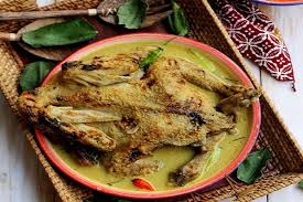 Makanan tradisional jawa timur selanjutnya adalah ayam lodho yang sudah sangat populer dengan kelezatannya. Resep Membuat Ayam Lodho Khas Ponorogo