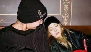 Dara and gd, probably posing for a photo. G Dragon Confesses His True Feelings About Dara That He S Never Told Anyone Koreaboo