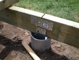 Methodes De Fixation De Poutres Porteuses Ou Solives Sur Plots En Beton Les Guides De La Constructi Plot Beton Terrasse Plot Beton Construction Terrasse Bois