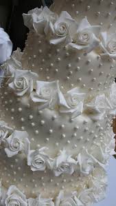 Close Up Of The Five Tier Wedding Cake A Replica Of Tom Cruise And Katie Holmes Wedding Cake Made For White Wedding Cakes Wedding Cakes Tiered Wedding Cake