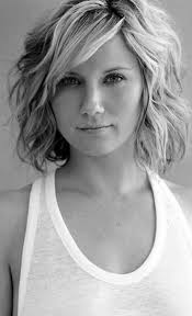 Jennifer Nettles Short Wavy Bob Hairstyle With Side Swept Bangs Medium Hair Styles Short Hair Styles Wavy Hairstyles Medium