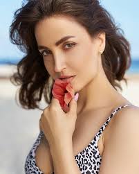 Elli Avram's Instagram, Twitter & Facebook