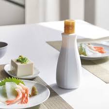 詰め替えが出来ない鮮度を保てるタイプの卓上醤油ボトル専用カバー 卓上醤油ボトルカバー タワー のご紹介です いつでも新鮮なお醤油を楽しめるタイプの卓上醤油 詰め替えてしまっては鮮度が保てないので 買ったままの姿で食卓に上がっているのではないでしょうか