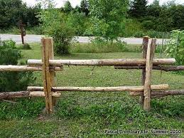 They put their heads together and came up with a solid plan. Cloture De Perches Rustique Decorative Ancestrale Le Guide Rustic Garden Fence Rustic Fence Fence Planning