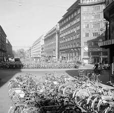 Cykelparkering Pa Sveavagen Vid Korsningen Med Kungsgatan Vy Norrut Fran Oxtorgsgatan Stockholmskallan Stockholm Sverige