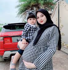 Ibu selepas bersalin berisiko tinggi mengalami kemurungan teruk dalam tempoh berpantang dan ia selepas bersalin, ibu kehilangan banyak tenaga, berada pada keadaan mental dan fizikal yang. Syima Eima Di Instagram Sama Bulat Dah Mama Dan Ameena Harap2 Dpt Kurus Balik Selepas Bersalin Nanti In 2021 Fashion Hijab Fashion Dresses With Sleeves