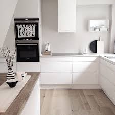 Ein Sanftes Braun Beige Als Wandfarbe Lasst Die Weisse Kuche Glanzen Und Bringt Holz Tisch Diy Kuche Beige Weisse Kuche Wohnung Kuche