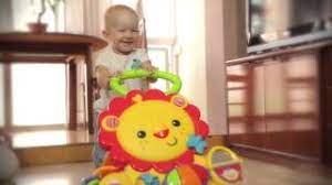 Luego, cuando el bebé esté listo para caminar, levanta el asiento para transformarlo en un asa para ayudar a estabilizar los primeros pasos. Fisher Price Leon Andador Musical Youtube