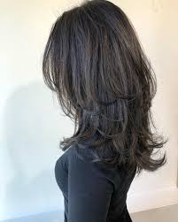 画像に含まれている可能性があるもの 1人以上 hair styles haircuts for medium hair medium hair styles