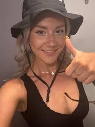 Beautiful' woman, 27, dies weeks after sending her mum heartbreaking last  photo at Oasis gig