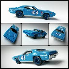 Spectraflame dk.blue, w/black tampos on roof, hood, and sides, silver 'gtx' & '440' on sides , black interior, unpainted thailand base, w/rl5sp's. Richard Petty S 71 Plymouth Gtx Vintage Racing Series Hotwheels