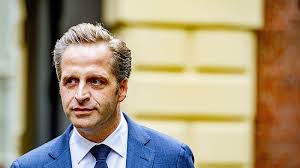 Hij wordt aangestuurd vanuit zijn controlelagen om dingen te doen die hij zelf nooit gedaan zou hebben. Coronaminister Hugo De Jonge Kandidaat Lijsttrekker Cda En Meteen De Grote Favoriet Eenvandaag
