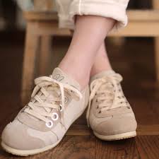 nutslly on instagram nutslly item info 大きめアイレットがお洒落なスニーカーのご紹介です 白いパンツやデニムとのコーディネートに合わせたい一足です 麻混キャンバス地がナチュラルな雰囲気に カラーはnatur sneakers tretorn sneaker shoes