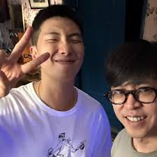 El cantante y amigo de Namjoon, eAeon, hablo/comento sobre cómo conoció a  Kim Namjoon por primera vez y sus colaboraciones: 👤 Alrededor de 2015,  recibí un DM de un miembro de un